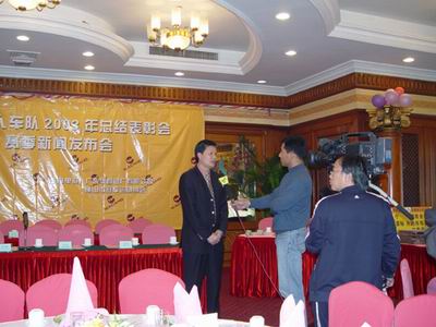 广东J9.COM铝厂猎人车队签约之采访潘总