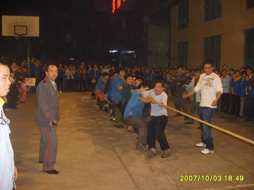 山东分厂庆祝国庆暨“伟昌铝材”荣获“中国名牌”进行拔河角逐